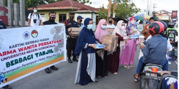 Pengurus DWP UNG Bagi-Bagi Takjil Buka Puasa kepada Warga