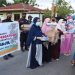 Pengurus DWP UNG membagikan takjil kepada warga, Rabu (21/4/2021) (dok. UNG)