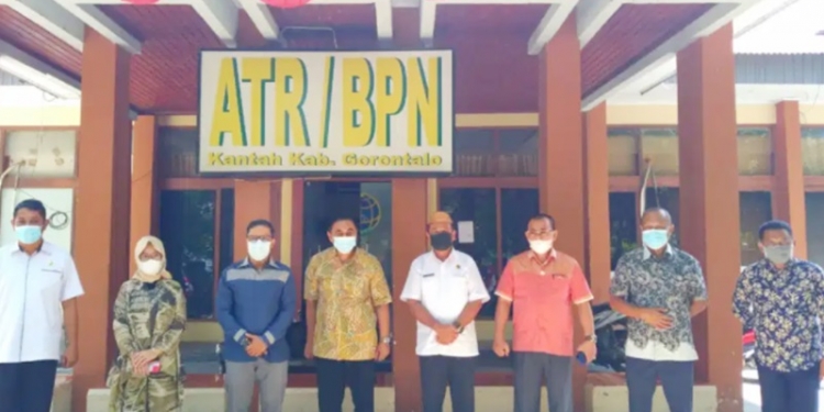 Komisi I DPRD Provinsi Gorontalo mendatangi kantor Badan Pertanahan Nasional (BPN) Kabupaten Gorontalo untuk memperoleh informasi terkait pembebasan lahan bagi kepentingan umum, Rabu (24/3/2021). (istimewa)