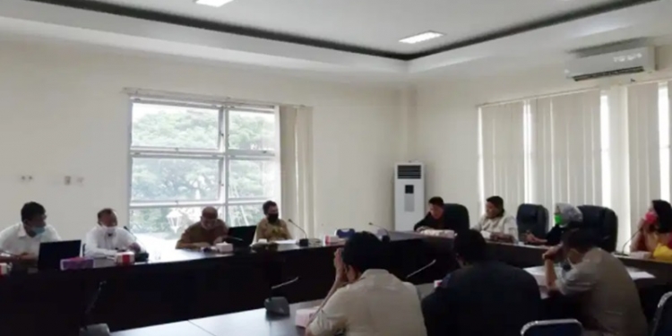 Rapat kerja Komisi II DPRD Provinsi Gorontalo bersama PT. PLN (Persero) Unit Pelaksana Pelayanan Pelanggan (UP3) Gorontalo, dan Dinas ESDM, Transmgrasi dan Pencatatan Sipil Provinsi Gorontalo, Senin (29/3/2021). (istimewa)