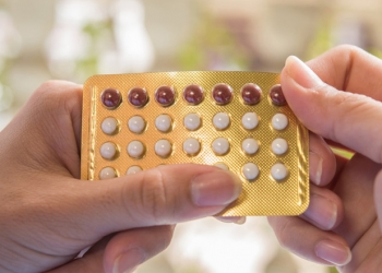 ilustrasi mengkonsumi obat. (shutterstock)