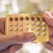 ilustrasi mengkonsumi obat. (shutterstock)