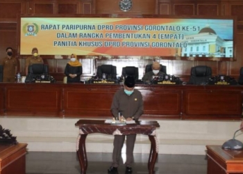 PANSUS - Ketua DPRD Provinisi Gorontalo, Paris RA Yusuf saat menandatangi secara resmi Panitia Khusus (Pansus) di Ruang Sidang DPRD, Senin (24/5/2021). Foto Istimewa