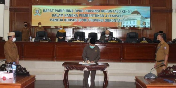 PANSUS - Ketua DPRD Provinisi Gorontalo, Paris RA Yusuf saat menandatangi secara resmi Panitia Khusus (Pansus) di Ruang Sidang DPRD, Senin (24/5/2021). Foto Istimewa