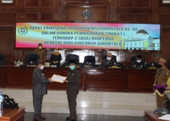 RANPERDA - Ketua DPRD Provinsi Gorontalo, Paris RA Yusuf bersama Wakil Gubernur Gorontalo, Idris Rahim usai menyepakati Ranperda usulan Gubernur di Ruang Sidang DPRD, Senin (24/5/2021). Foto Istimewa