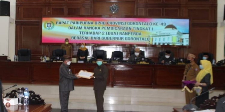 RANPERDA - Ketua DPRD Provinsi Gorontalo, Paris RA Yusuf bersama Wakil Gubernur Gorontalo, Idris Rahim usai menyepakati Ranperda usulan Gubernur di Ruang Sidang DPRD, Senin (24/5/2021). Foto Istimewa