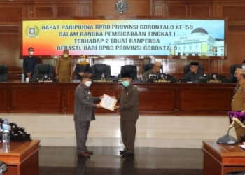 RANPERDA - Ketua DPRD Provinsi Gorontalo, Paris RA Yusuf bersama Wakil Gubernur Gorontalo, Idris Rahim usai menyepakati Ranperda usulan DPRD Provinsi Gorontalo di Ruang Sidang DPRD, Senin (24/5/2021). Foto Istimewa
