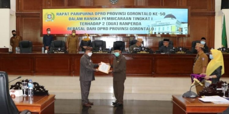 RANPERDA - Ketua DPRD Provinsi Gorontalo, Paris RA Yusuf bersama Wakil Gubernur Gorontalo, Idris Rahim usai menyepakati Ranperda usulan DPRD Provinsi Gorontalo di Ruang Sidang DPRD, Senin (24/5/2021). Foto Istimewa