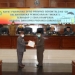 RANPERDA - Ketua DPRD Provinsi Gorontalo, Paris RA Yusuf bersama Wakil Gubernur Gorontalo, Idris Rahim usai menyepakati Ranperda usulan DPRD Provinsi Gorontalo di Ruang Sidang DPRD, Senin (24/5/2021). Foto Istimewa