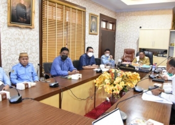AIR BERSIH - Wali Kota Gorontalo, Marten Taha saat bersama PDAM Muara Tirta Kota Gorontalo di Kantor Walikota Gorontalo, Senin (24/5/2021). Foto (Diskominfo Kota Gorontalo)