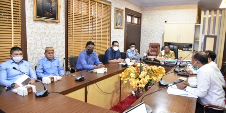 AIR BERSIH - Wali Kota Gorontalo, Marten Taha saat bersama PDAM Muara Tirta Kota Gorontalo di Kantor Walikota Gorontalo, Senin (24/5/2021). Foto (Diskominfo Kota Gorontalo)