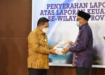 OPINI WTF - Wali Kota Gorontalo, Marten taha saat menerima LHP dari BPK RI, Senin (24/5/2021). Foto (Diskominfo Kota Gorontalo)