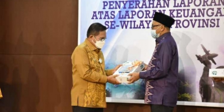 OPINI WTF - Wali Kota Gorontalo, Marten taha saat menerima LHP dari BPK RI, Senin (24/5/2021). Foto (Diskominfo Kota Gorontalo)