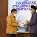 OPINI WTF - Wali Kota Gorontalo, Marten taha saat menerima LHP dari BPK RI, Senin (24/5/2021). Foto (Diskominfo Kota Gorontalo)