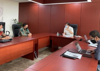 Wakil Bupati Gorontalo, Hendra S Hemeto bersama Deputi bidang pengembangan regional Rudi Soeprihadi Prawira Dinata, membahas sejumlah program pembangunan di Kantor Bappenas Jakarta, Selasa (25/5/2021). Foto istimewa.