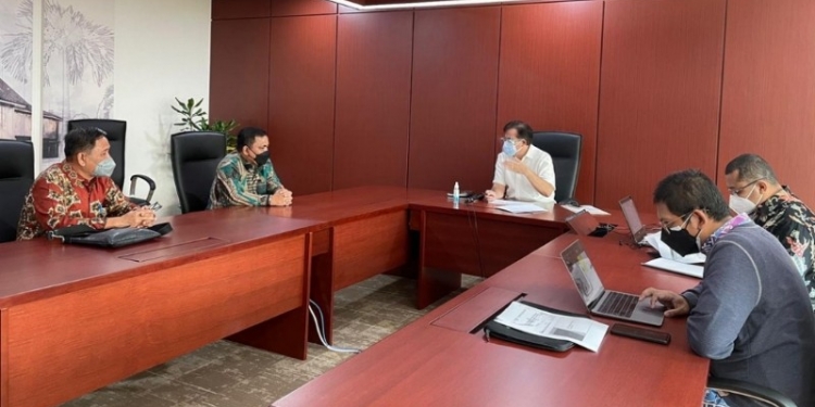 Wakil Bupati Gorontalo, Hendra S Hemeto bersama Deputi bidang pengembangan regional Rudi Soeprihadi Prawira Dinata, membahas sejumlah program pembangunan di Kantor Bappenas Jakarta, Selasa (25/5/2021). Foto istimewa.