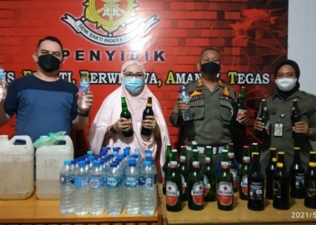 MIRAS - Satpol PP Kota Gorontalo saat berhasil mengamankan puluhan Miras di wilayah Kota Gorontalo. Foto Istimewa