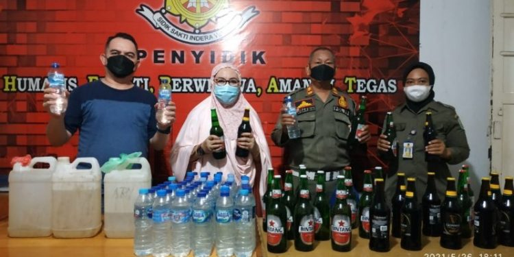 MIRAS - Satpol PP Kota Gorontalo saat berhasil mengamankan puluhan Miras di wilayah Kota Gorontalo. Foto Istimewa