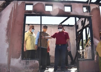 BANTUAN - Wali Kota Gorontalo, Marten Taha saat mengunjungi lokasi kebakaran di Kelurahan Tanggikiki, Kecamatan Sipatana, Kota Gorontalo. Kamis (27/5/2021). Foto (Diskominfo Kota Gorontalo)