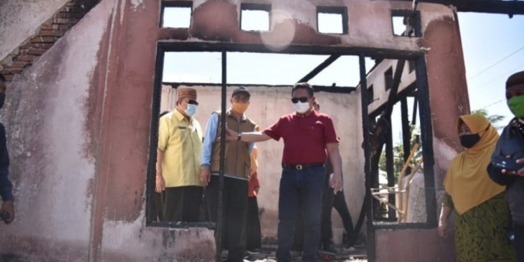BANTUAN - Wali Kota Gorontalo, Marten Taha saat mengunjungi lokasi kebakaran di Kelurahan Tanggikiki, Kecamatan Sipatana, Kota Gorontalo. Kamis (27/5/2021). Foto (Diskominfo Kota Gorontalo)