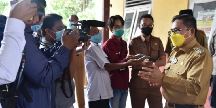 PEMBATASAN - Wali Kota Gorontalo, Marten Taha saat melakukan kunjngan ke sejumlah kelurahan. Foto (Diskominfo Kota Gorontalo)