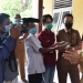 PEMBATASAN - Wali Kota Gorontalo, Marten Taha saat melakukan kunjngan ke sejumlah kelurahan. Foto (Diskominfo Kota Gorontalo)