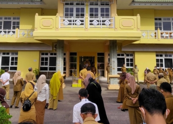 APEL KERJA - Suasana saat Wali Kota Gorontalo, Marten Taha memimpin Apel Kerja Perdana Pasca Libur Nasional Lebaran Idul Fitri 1442 H di Kantor Wali Kota Gorontalo, Senin (17/5/2021). Foto (Ari/Gopos)