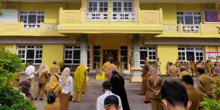 APEL KERJA - Suasana saat Wali Kota Gorontalo, Marten Taha memimpin Apel Kerja Perdana Pasca Libur Nasional Lebaran Idul Fitri 1442 H di Kantor Wali Kota Gorontalo, Senin (17/5/2021). Foto (Ari/Gopos)