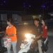 Pembagian masker kepada pengunjung yang melintas di kawasan Tumbilotohe Kampung Sabua, Kelurahan Tenda, Kecamatan Hulonthalangi, Kota Gorontalo, Sabtu (8/5/2021). (putra/gopos)