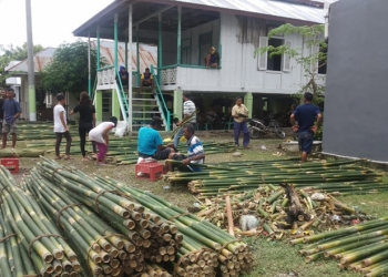 Penjulan bambu dan daun woka jelang lebaran ketupat