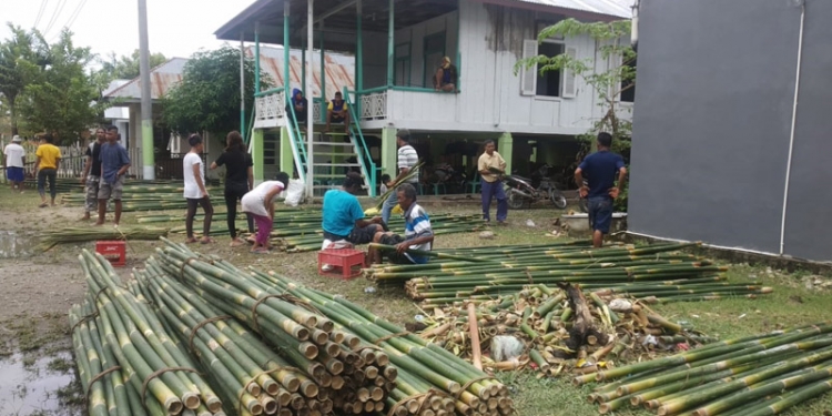Penjulan bambu dan daun woka jelang lebaran ketupat