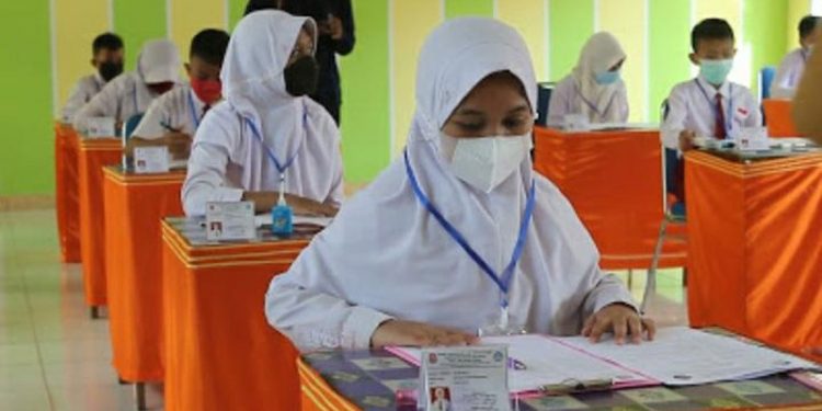 Para siswa di SDN 3 Bulango Utara, Bone Bolango, kembali melaksanakan pembelajaran tatap muka dengan protokol kesehatan. (indra/gopos)