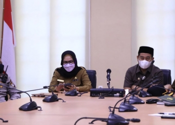 Bupati Bone Bolango Hamim Pou didampingi Wakil Bupati Bone Bolango Merlan S. Uloli serta unsur Forkopimda saat melakukan video conference bersama Pemerintah Pusat terkait pengendalian covid-19. (Foto Onal/Prokopim)