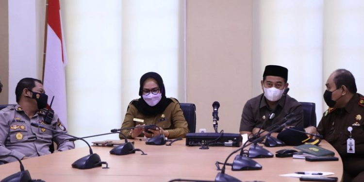 Bupati Bone Bolango Hamim Pou didampingi Wakil Bupati Bone Bolango Merlan S. Uloli serta unsur Forkopimda saat melakukan video conference bersama Pemerintah Pusat terkait pengendalian covid-19. (Foto Onal/Prokopim)