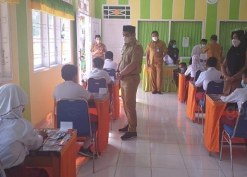 Bupati Bone Bolango, Hamim Pou, saat membuka kembali pembelajaran tatap muka secara terbatas di SDN 3 Bulango Timur (Indra/Gopos)