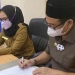 Bupati Hamim Pou didampingi Wakil Bupati Merlan S. Uloli menandatangani persetujuan pembayaran THR maupun gaji ke-14 bagi seluruh ASN di lingkungan Pemkab Bone Bolango, di ruang rapat Bupati Bone Bolango, Senin (3/5/2021). (foto Istimewa)