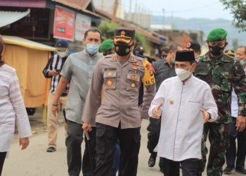 Bupati Gorontalo Nelson Pomalingo saat terjun langsung ke Posko Pasar dan Lebaran. (Humas Kominfo Kabupaten Gorontalo).