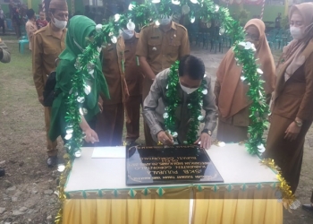 Bupati Gorontalo, Nelson Pomalingo, meresmikan SKB (Sanggar Kegiatan Belajar) Pulubala Kabupaten Gorontalo, Senin (3/5/2021). (putra/gopos)
