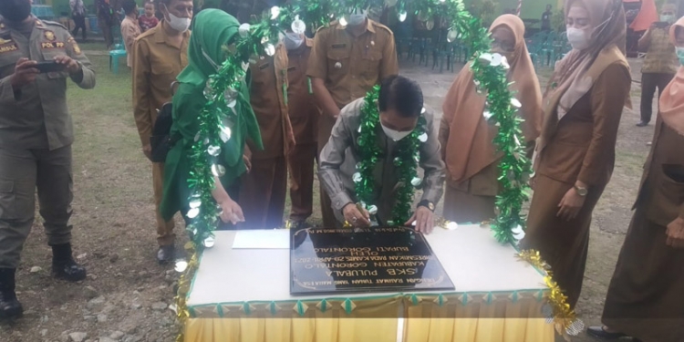 Bupati Gorontalo, Nelson Pomalingo, meresmikan SKB (Sanggar Kegiatan Belajar) Pulubala Kabupaten Gorontalo, Senin (3/5/2021). (putra/gopos)