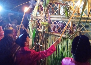 Bupati Gorontalo Nelson Pomalingo saat menyalakan lampu sebagai tanda awal perayaan malam tumbilatohe, di Rumah Dinas Bupati Gorontalo. (Putra Gopos)