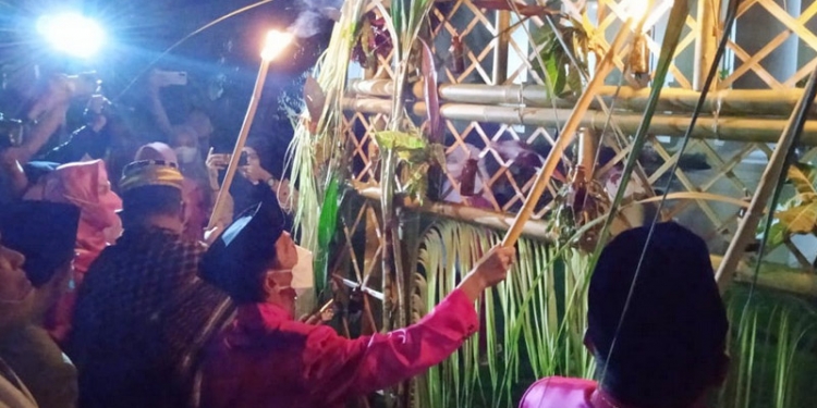 Bupati Gorontalo Nelson Pomalingo saat menyalakan lampu sebagai tanda awal perayaan malam tumbilatohe, di Rumah Dinas Bupati Gorontalo. (Putra Gopos)