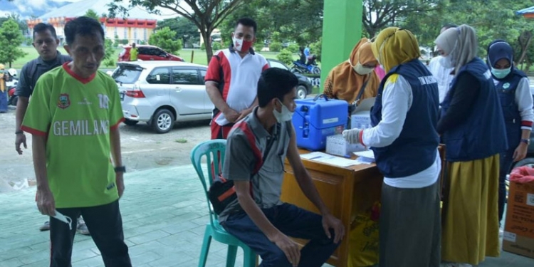 Bupati Gorontalo Nelson Pomalingo saat meninjau pelaksanaan vaksinasi Covid-19. (Istimewa)