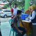Bupati Gorontalo Nelson Pomalingo saat meninjau pelaksanaan vaksinasi Covid-19. (Istimewa)