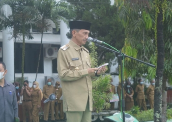 Apel Kerja - Bupati Gorontalo Nelson Pomalingo saat memimpin apel kerja yang berlangsung di Halaman Kantor Bupati Gorontalo. (Putra Gopos).