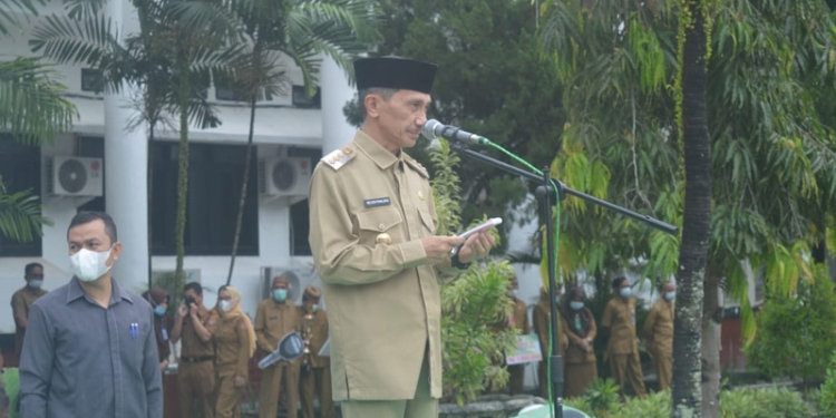 Apel Kerja - Bupati Gorontalo Nelson Pomalingo saat memimpin apel kerja yang berlangsung di Halaman Kantor Bupati Gorontalo. (Putra Gopos).
