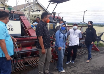 PETANI - Komisi II DPRD Provinsi Gorontalo saat melakukan kunjungan kerja ke Brigade Alsintan Isimu, Ahad (23/5/2021). Foto Istimewa.