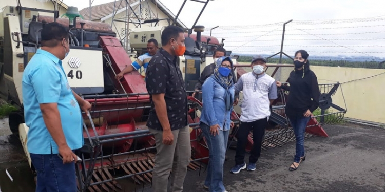 PETANI - Komisi II DPRD Provinsi Gorontalo saat melakukan kunjungan kerja ke Brigade Alsintan Isimu, Ahad (23/5/2021). Foto Istimewa.