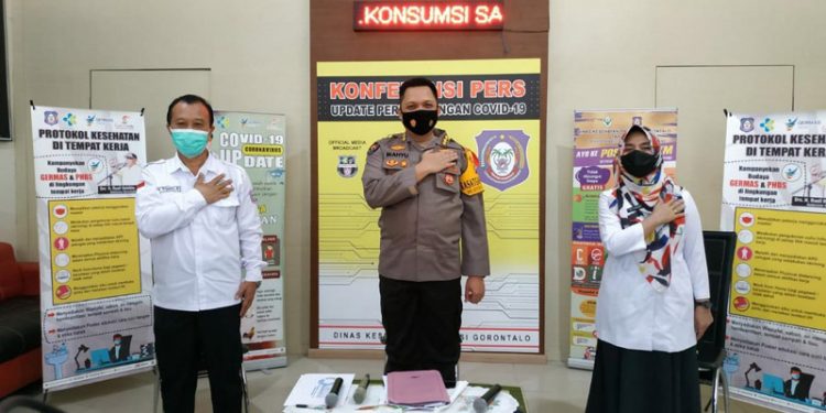 dr. Triyanto S. Bialangi, Juru Bicara, Satuan tugas (SATGAS) Covid-19 Provinsi Gorontalo (kiri),  Kombes Pol. Wahyu Tri Cahyono, Kabid Humas Polda Gorontalo (tengah), dr. Yana Yanti Suleman, Kepala Dinas Kesehatan Provinsi Gorontalo (kanan). Foto : (sari/gopos)