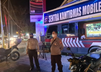 Personil Direktorat Binmas Polda Gorontalo turun memberikan himbauan di beberapa titik yang menjadi pusat mobilisasi masyarakat. (Humas Polda Gorontalo).