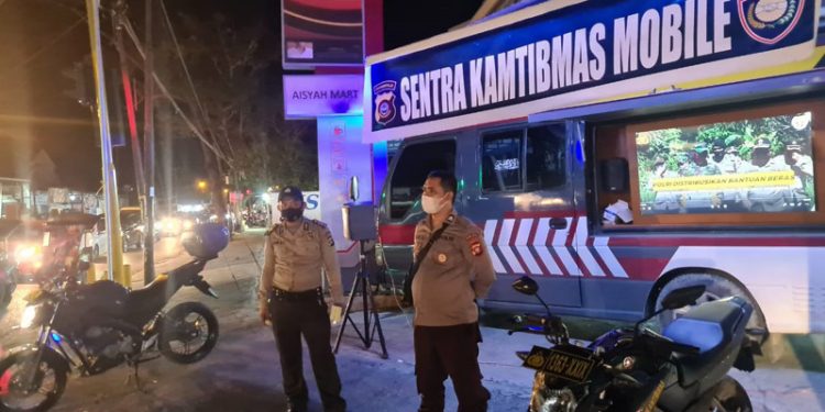 Personil Direktorat Binmas Polda Gorontalo turun memberikan himbauan di beberapa titik yang menjadi pusat mobilisasi masyarakat. (Humas Polda Gorontalo).